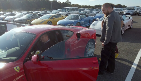 Ostra walka o Ferrari i C-klasa na pierwszy samochód